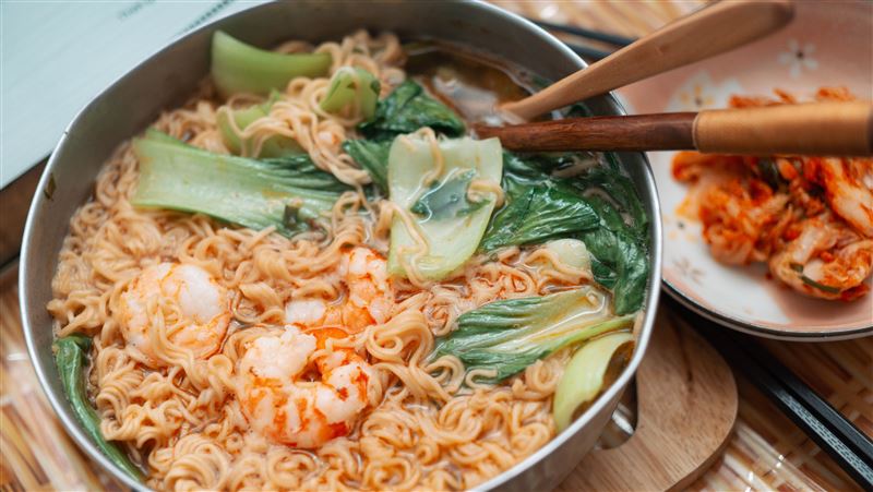 泡麵中加入青江菜、雞蛋、蝦等食材,能夠補足人體一餐需要的營養素。(示意圖/PEXELS)