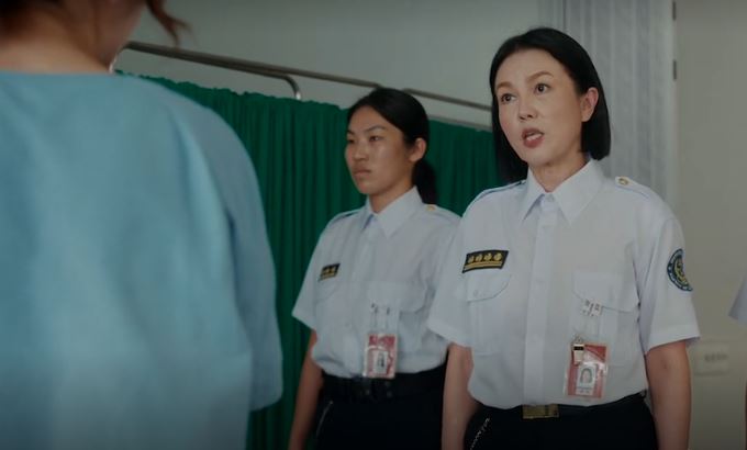 飾演獄警的林姿言撞臉大聲。(圖/翻攝自netflix網站)