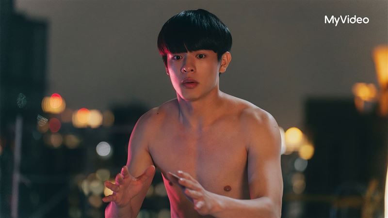 劉育仁「深夜救援」邱以太打蟑螂。（圖／台灣大哥大 MyVideo 提供）
