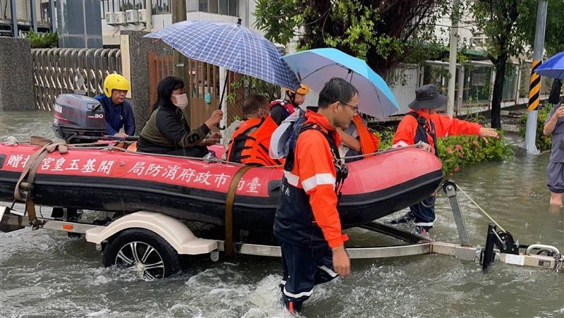 台南安南醫院道路積水　消防橡皮艇助接駁