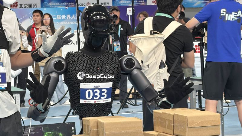 第二屆世界人形機器人運動會在北京中國國家速滑館「冰絲帶」舉行,足球、拳擊、障礙賽等項目陸續登場。圖為靈巧手項目,機器人拆包裹