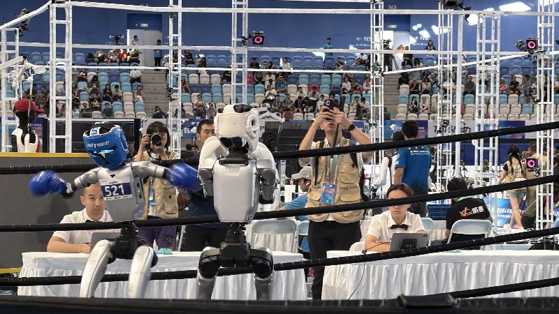 第二屆世界人形機器人運動會在北京中國國家速滑館「冰絲帶」舉行,足球、拳擊、障礙賽等項目陸續登場。圖為機器人比賽拳擊