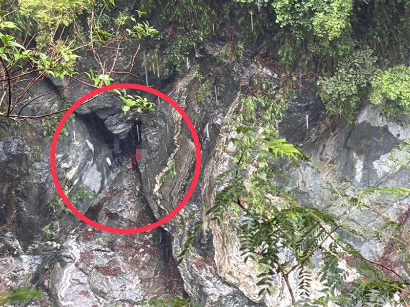 2名外地遊客入山撿石頭,卻遇上大豪雨受困石縫山洞中。(圖/翻攝畫面)
