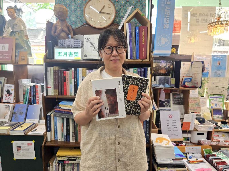 光州雙年展擅改台灣館名稱事件,光州獨立書店「少年的書」多次聲援台灣,老闆林仁子(圖)24日接受中央社訪問時表示,身為市民、藝術家絕對不能只是觀望,而是要明確發聲「這是錯誤的」