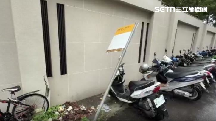 公車站牌與機車也被撞歪