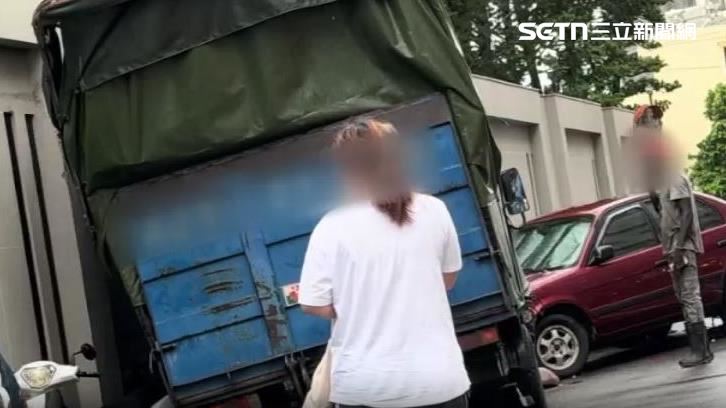 貨車失控撞上圍牆