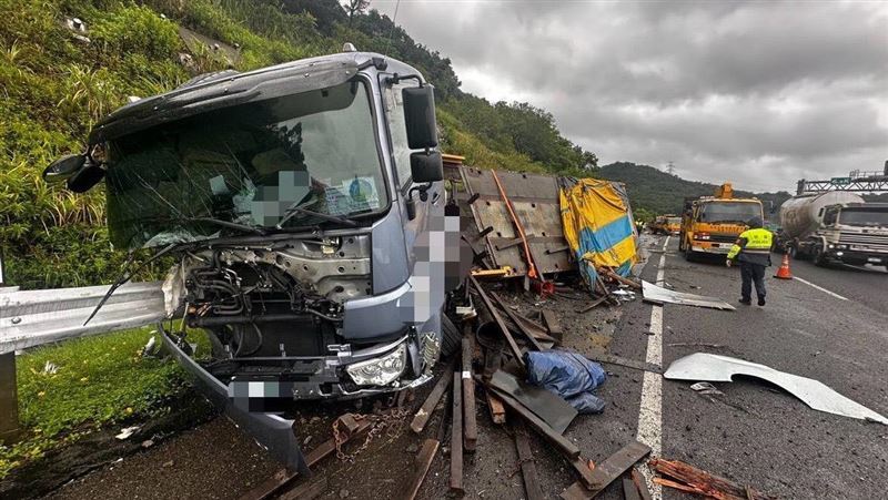 聯結車先是撞上工程車後擦撞護欄,導致鋼捲散落到馬路上。(圖/翻攝畫面)
