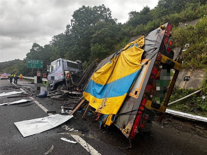 這起車禍未造成人員傷亡,但卻使得該路段嚴重回堵。(圖/翻攝畫面)