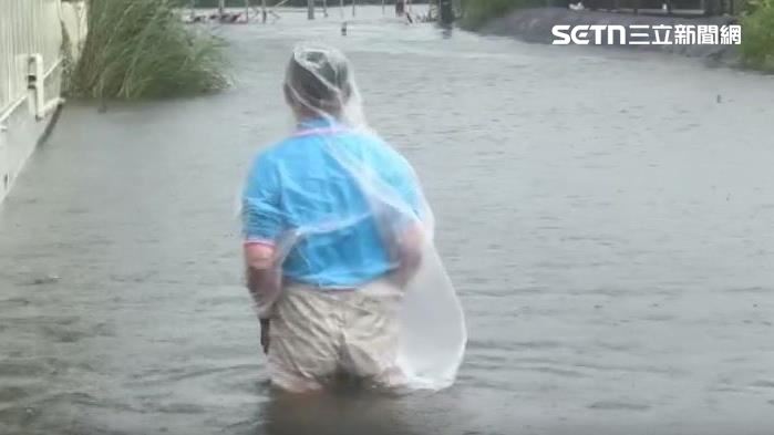 農民涉水前往農田