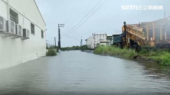 雨炸釀災蓮霧田淹到腰 農民憂血本無歸