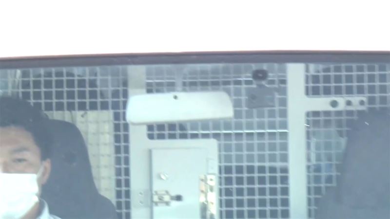 五熊涉嫌對日本國寶潑油,如今搭乘警車遭移送。(圖/MBS授權提供)