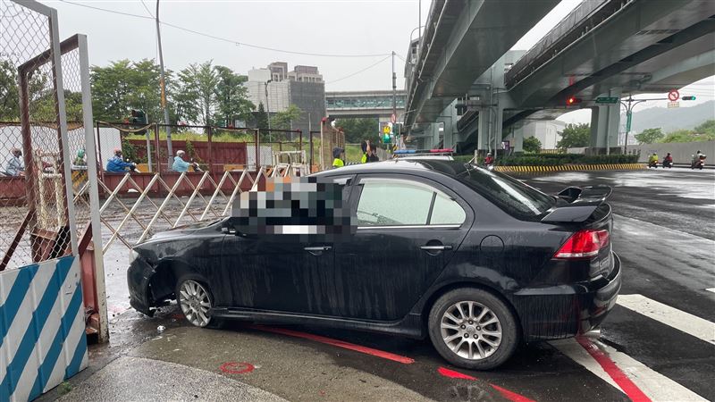 拒檢車輛自撞後棄車逃逸。(圖/翻攝畫面)