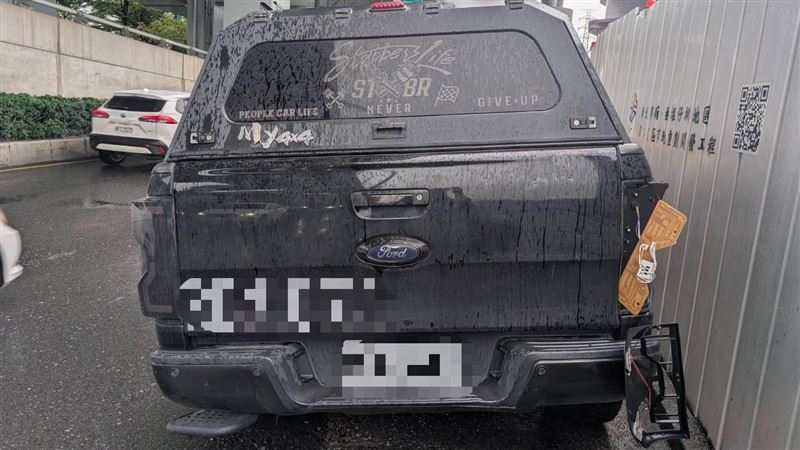 被波及擦撞的SUV。(圖/翻攝畫面)