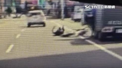 6旬男出院騎單車返家 遭貨車門擊落再送醫