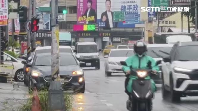 現場路段很多人路邊臨停