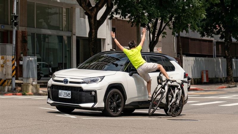 年輕騎士騎乘自行車行經路口時,因未依規定行駛且直接違規左轉,遭對向正常行駛的白色休旅車當場撞飛。(圖/翻攝自WoWtchout - 地圖型行車影像分享平台YouTube)
