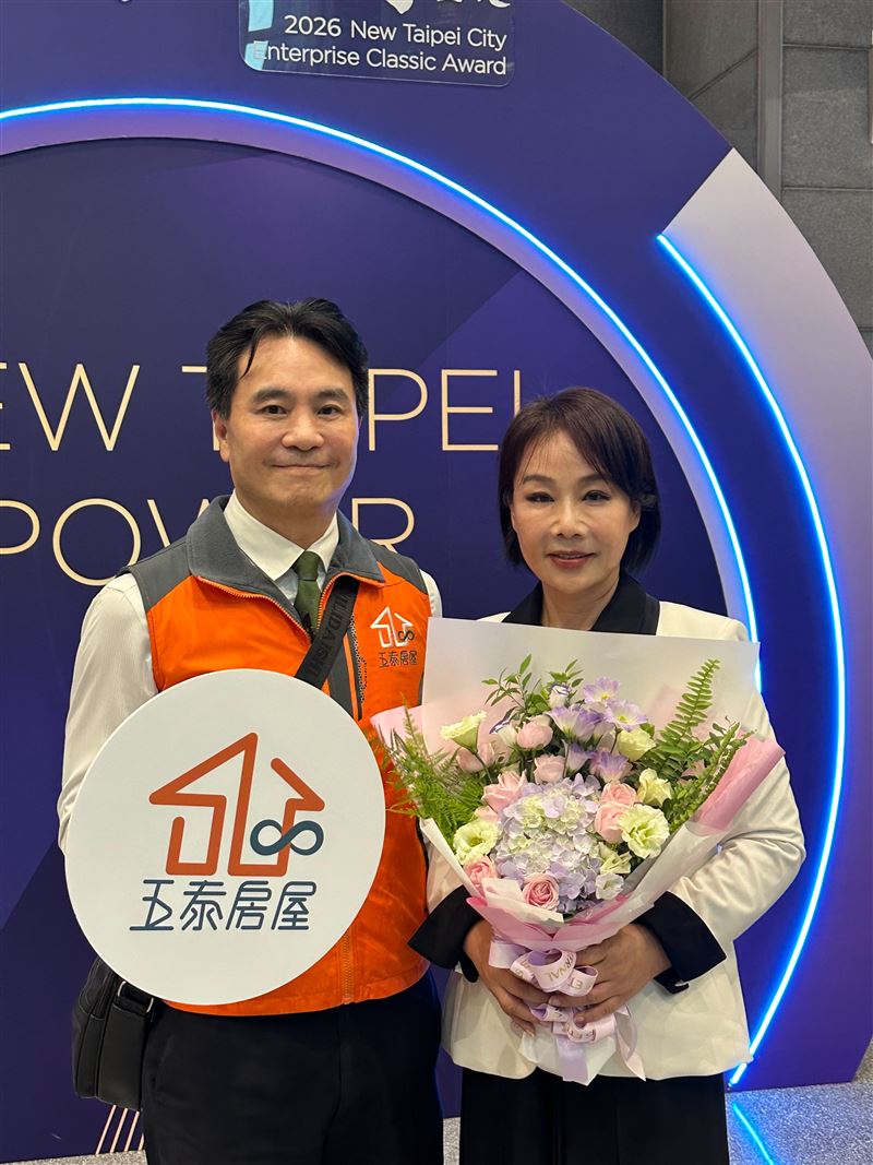 五泰房屋成立於民國 85 年,沒想到一創業就迎面撞上第三次台海飛彈危機,房市瞬間急凍,公司經營陷入前所未有的困境。當時還是全職家庭主婦的陳素君,毅然決定走入公司接手財務,與先生並肩作戰力挽狂瀾,這一做就是 30 年。(圖/五泰房屋提供)