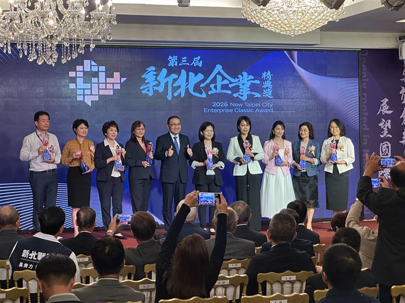 從家庭主婦到年收2.8億董座!四寶媽陳素君靠「一句話」翻轉人生拿下「新北企業精典獎」(圖/五泰房屋提供)