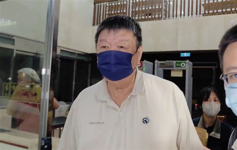 國民黨立委陳雪生到案說明，25日凌晨移送北檢複訊時不發一語。（圖／翻攝畫面）