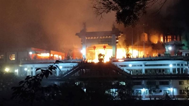 台北市文山區指南宮凌霄寶殿昨晚(24日)發生嚴重火災。(圖/翻攝畫面)