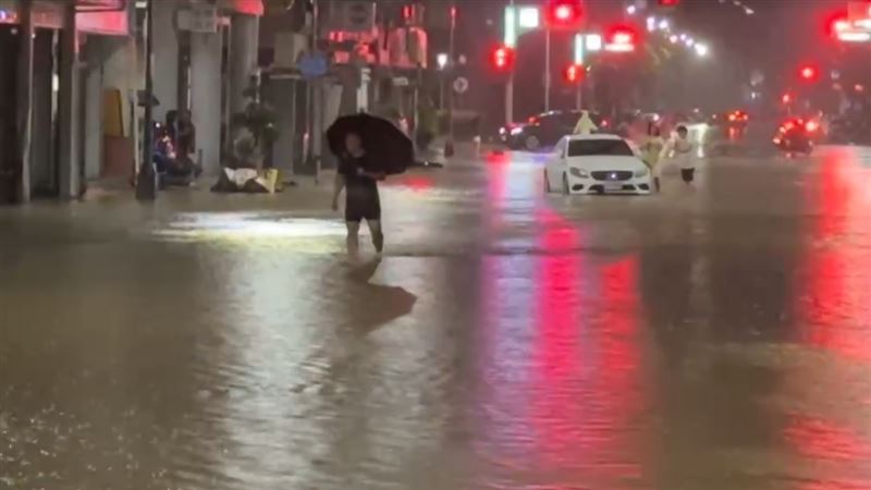 高雄鼓山區又傳出積淹水,還有車輛受困。(圖/翻攝畫面)