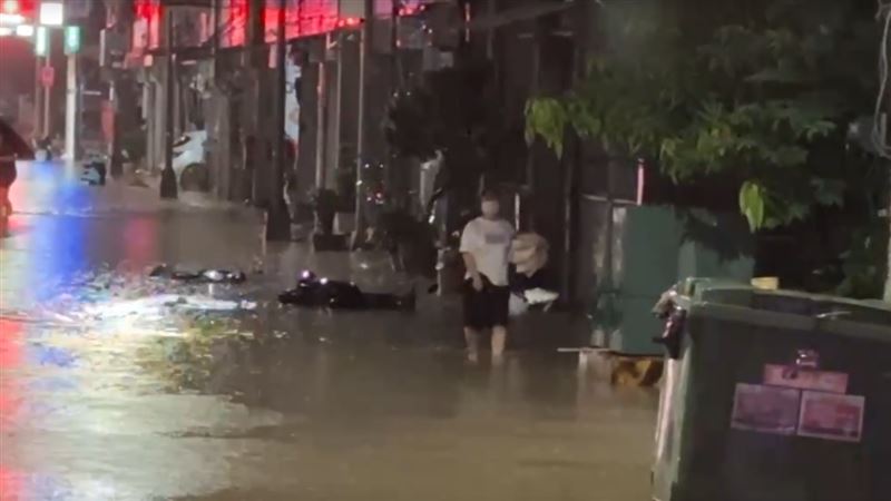 高雄市鼓山區水淹及小腿肚深。(圖/翻攝畫面)