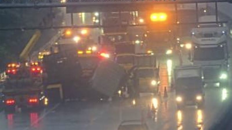 一輛連結車追撞大貨車,導致連結車翻車,事故造成全線封閉,後方回堵約2公里。(圖/翻攝自高公局官網)
