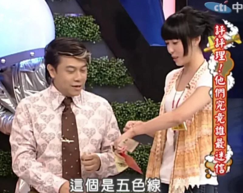五熊(右)秀出手上戴的五色線給蔡康永看。(翻攝自《康熙來了》YouTube)