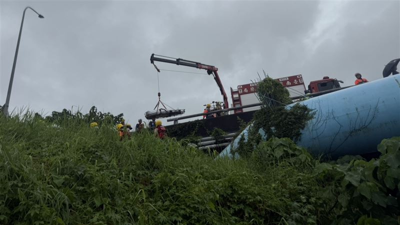 搜救人員將遺體吊掛方式移至岸上。(圖/翻攝畫面)