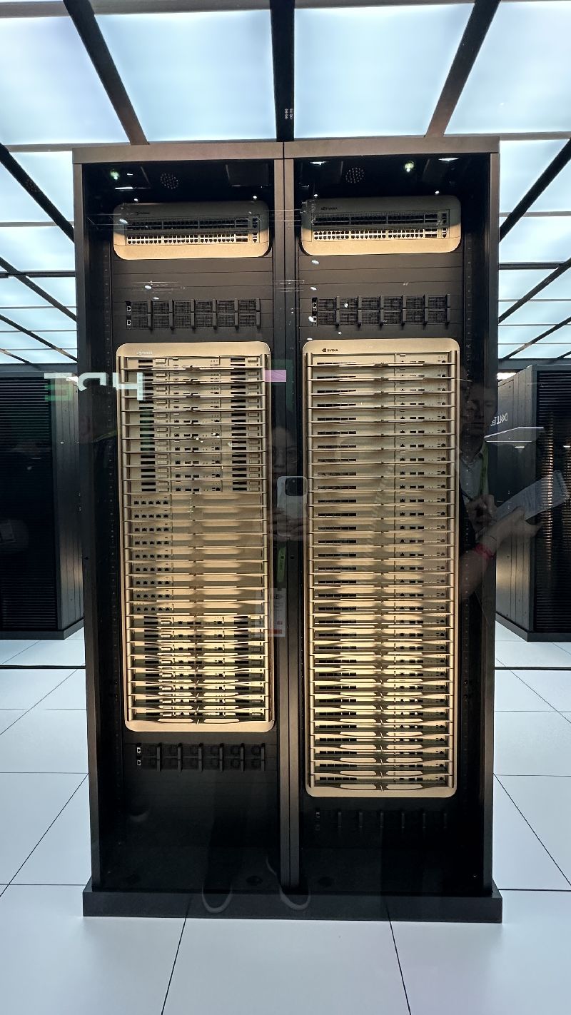 輝達(NVIDIA)表示,AI推論加速平台Groq 3 LPX機櫃(右)已全面量產。圖為輝達在GTC大會的現場展示