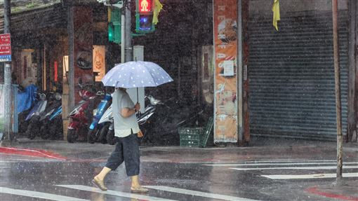 西南風偏強及低壓帶影響　北部下大雨（2）受西南風偏強及低壓帶影響，各地易有短延時強降雨，台北市內湖區22日午後一度雨勢滂沱，民眾撐傘快步過馬路。中央社記者翁睿坤攝　115年8月22日