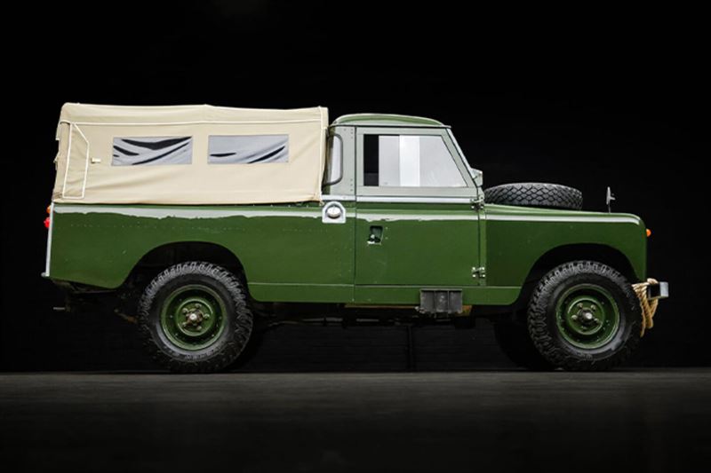 Land Rover 109 Series II採109吋長軸距,披著青銅綠車漆,搭配帆布貨斗。(圖/翻攝Bring a Trailer網站)