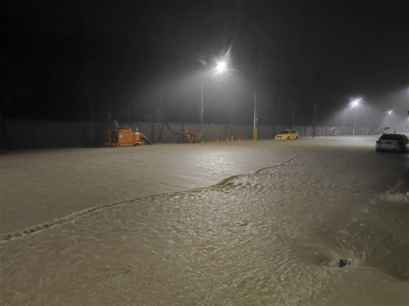 高雄大雨,導致多地淹水。(圖/取自我是鼓山人)