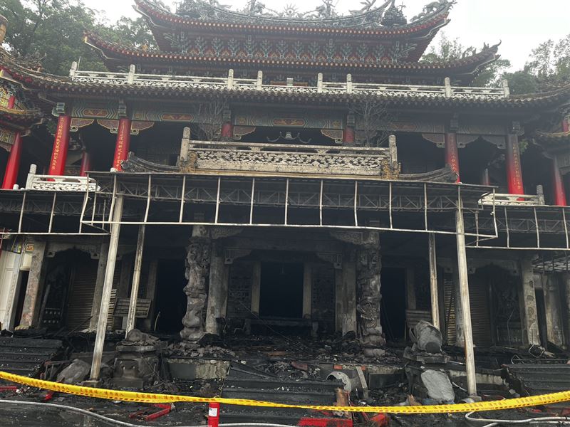 台北市文山區的指南宮「凌霄寶殿」昨(24日)晚間驚傳嚴重火警。(圖/翻攝畫面)
