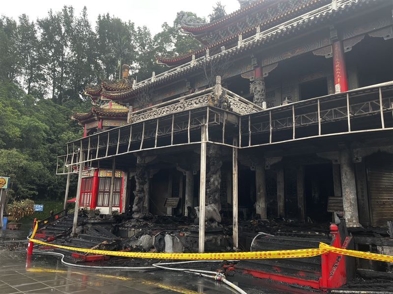 指南宮「凌霄寶殿」一樓前殿慘況最為嚴重,幾乎全被燒毀。(圖/翻攝畫面)