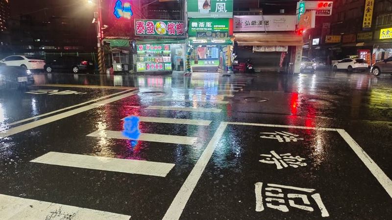 吉雷米過馬路時,遇到未減速車輛硬闖。(圖/翻攝自臉書)