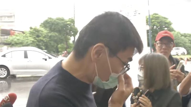 趙建銘說夫妻倆名下還有2棟豪宅,他自稱也負擔一半貸款,離婚時卻沒有要求財產分配,一筆一筆算下來直言「我損失比較多」。(圖/翻攝畫面)