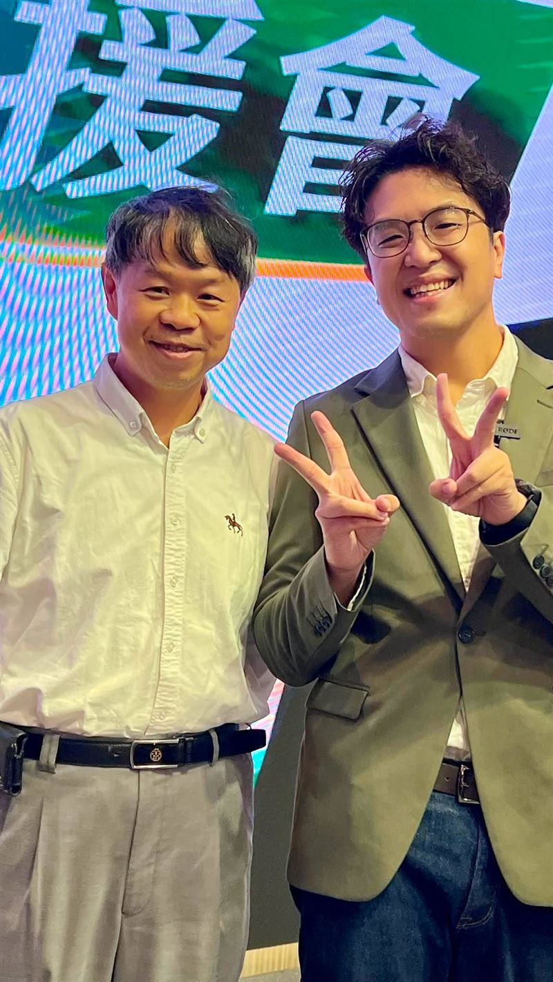 施景中貼出跟沈伯洋合照表示,這張是為他女兒拍的。(圖/翻攝自施景中臉書)