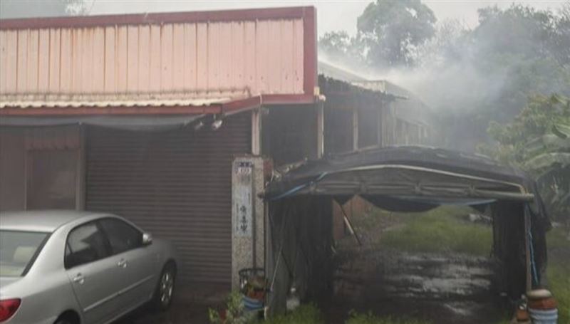 雲林縣崙背鄉一處平房發生火警,消防人員救出2人命危搶救中。(圖/翻攝畫面)