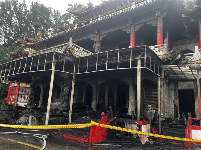 歷經一夜之間的大火,指南宮「凌霄寶殿」一樓正殿幾乎全被燒毀。(圖/翻攝畫面)