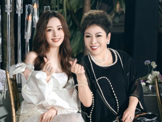 豪門婆媳關係向來容易成為外界焦點,但向太陳嵐這次的表態,直接把「護媳」兩個字拉到最高點。(圖/翻攝向太小紅書)