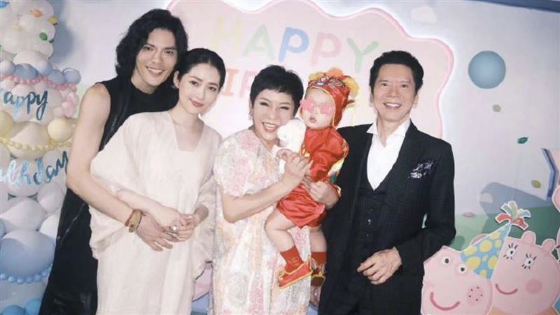 向佐與郭碧婷2019年結婚,育有一子一女。(圖/翻攝自微博)