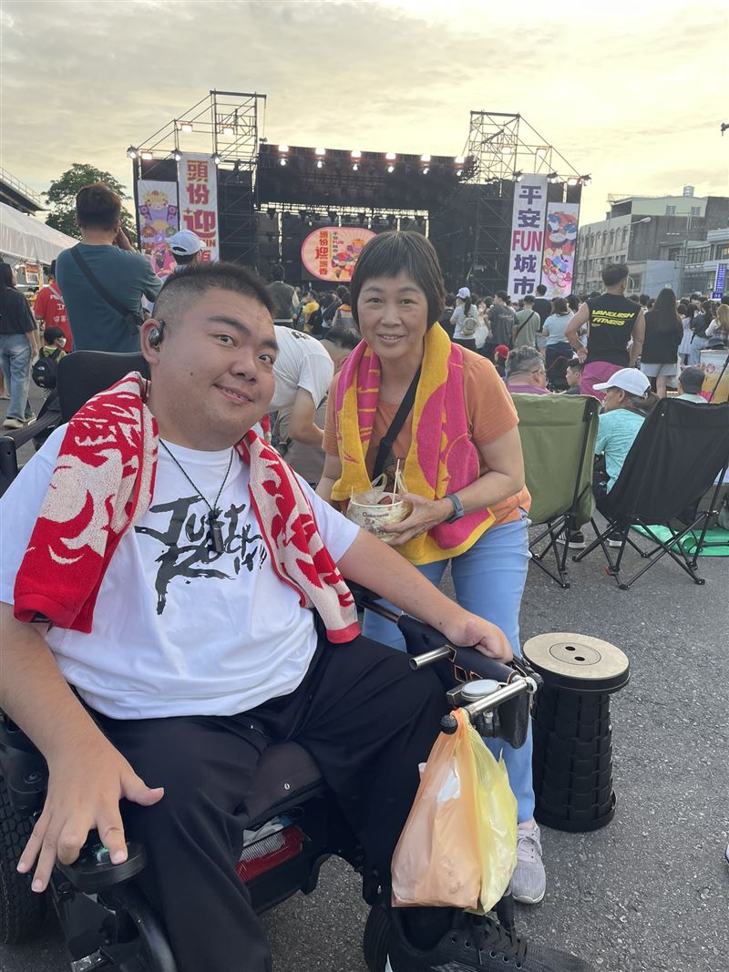 病友哲凡分享,儘管治療讓退化踩下煞車,但外出時仍常面臨資訊不透明的困境。(圖/病友哲凡提供)