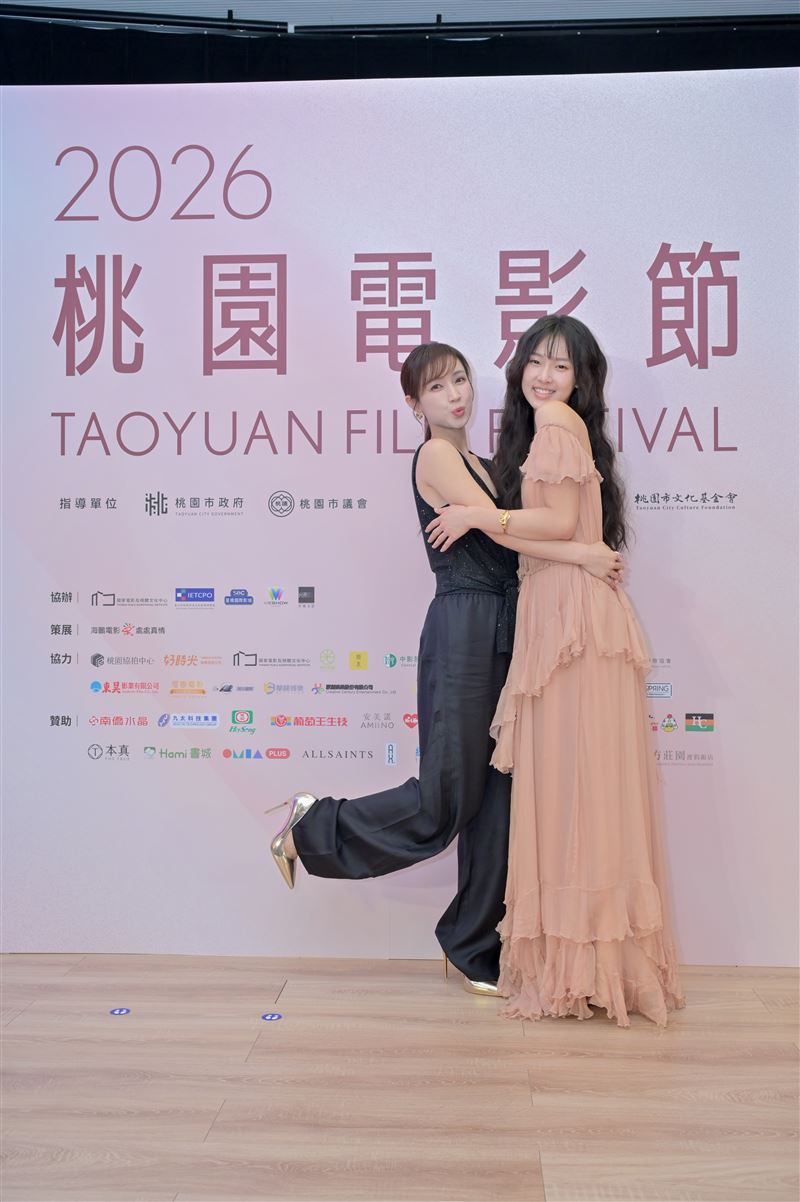 2026桃園電影節影展大使何曼希,與去年影展大使黃瀞怡(小薰)上演學姊學妹相見歡。(圖/桃園電影節提供)