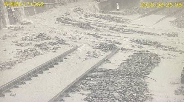 枋山至枋野路段突發土石流,大量泥流與碎石直接吞噬軌道,導致列車全面受阻、暫時無法通行。(圖/翻攝自「三鐵情報局」FB)