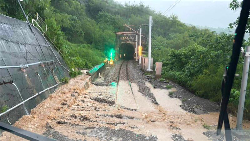今日上午8時44分接獲緊急通報,南迴線「枋山=枋野間」(K17+092處)爆發土石流,泥水與土石大量湧上鐵軌,造成該路段路線中斷,列車被迫停駛。(圖/翻攝自「三鐵情報局」FB)