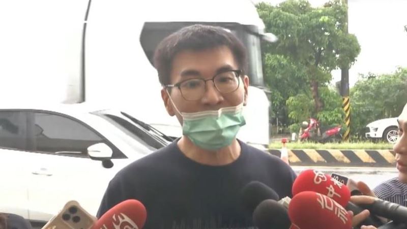 趙建銘質疑簡訊文筆太通順，不像兒子的造詣，懷疑是AI代筆。（圖／翻攝畫面）