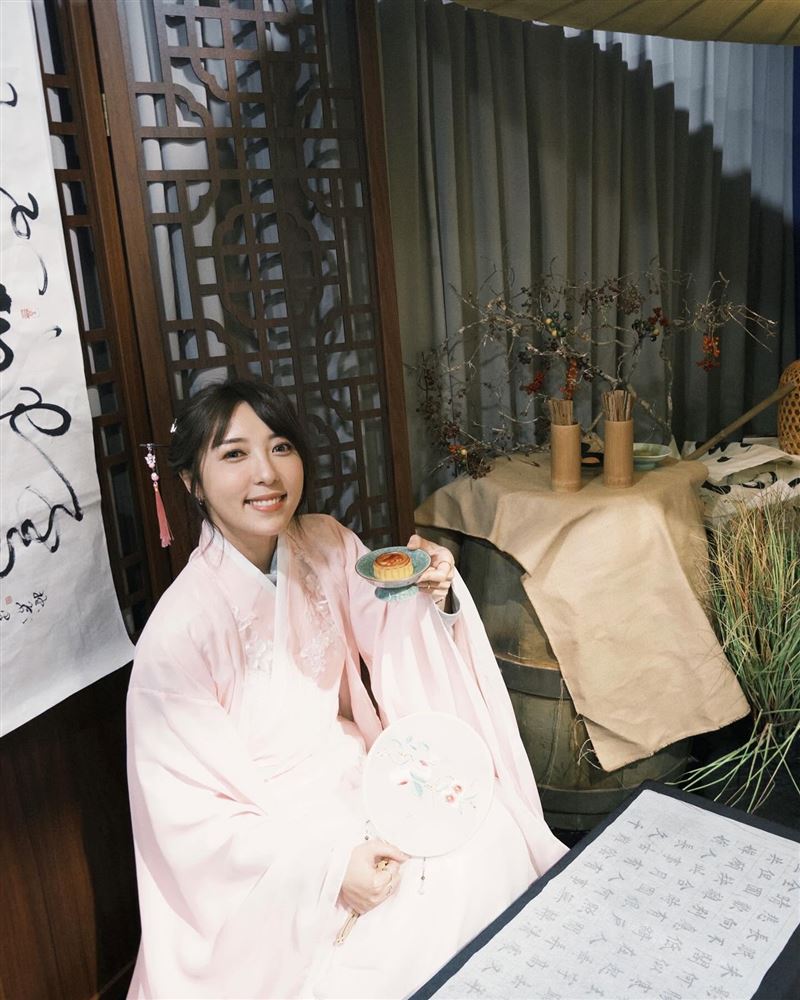 五熊（蔡頤榛）日前因涉嫌在日本奈良藥師寺國寶「佛足石」上潑灑液體，於8月22日再次入境日本時遭警方逮捕。（圖／翻攝自臉書）