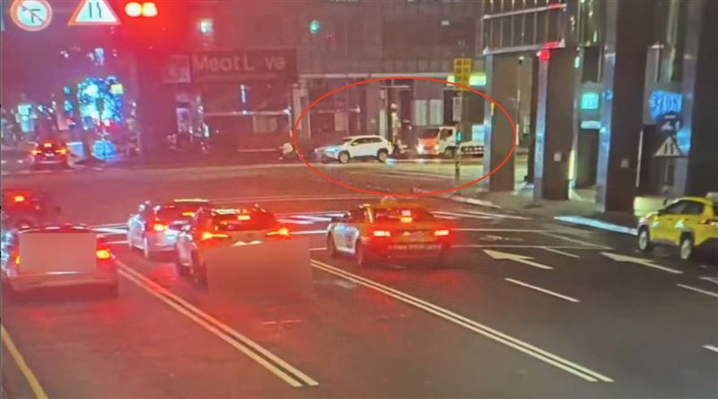 台北市信義區今(25日)凌晨一輛環保車和多元計程車發生擦撞。(圖/翻攝畫面)