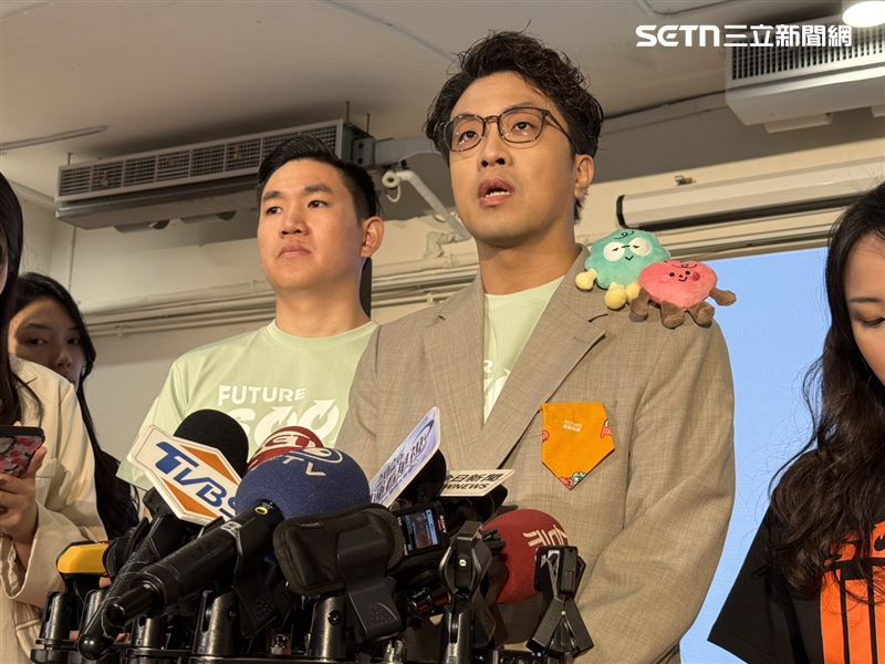 沈伯洋掃街聽完阿伯的訴求並道謝,接著立刻遮住陳情信上的個資,十分貼心。(圖/記者劉秀敏攝影)